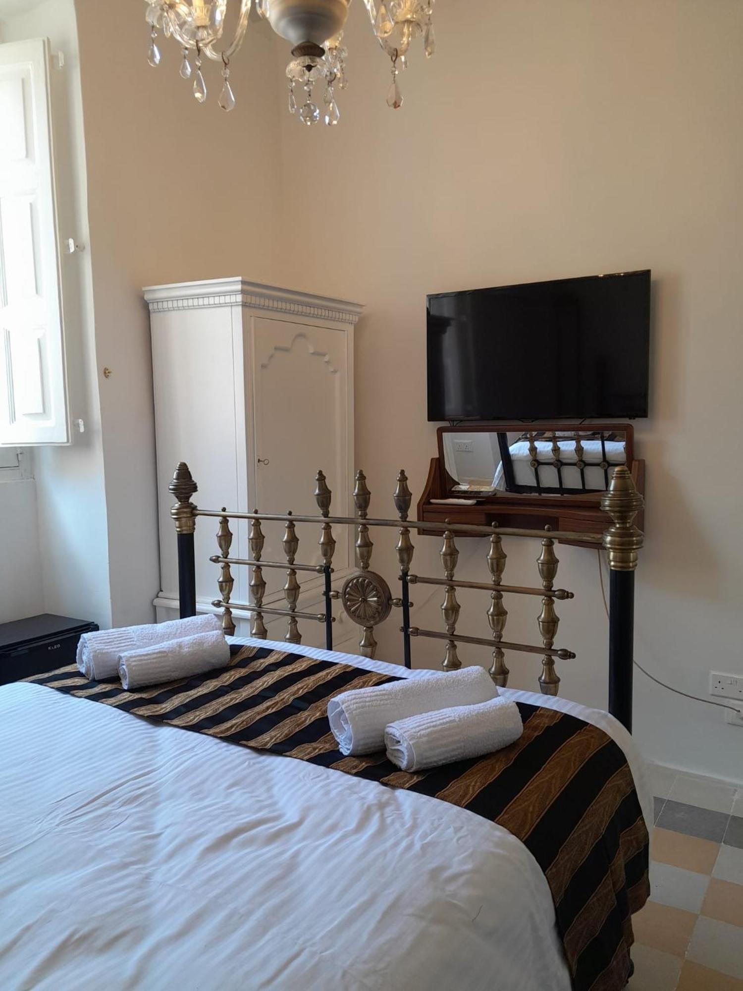 Charming Town House In Cospicua, Valperga Rooms Bagian luar foto